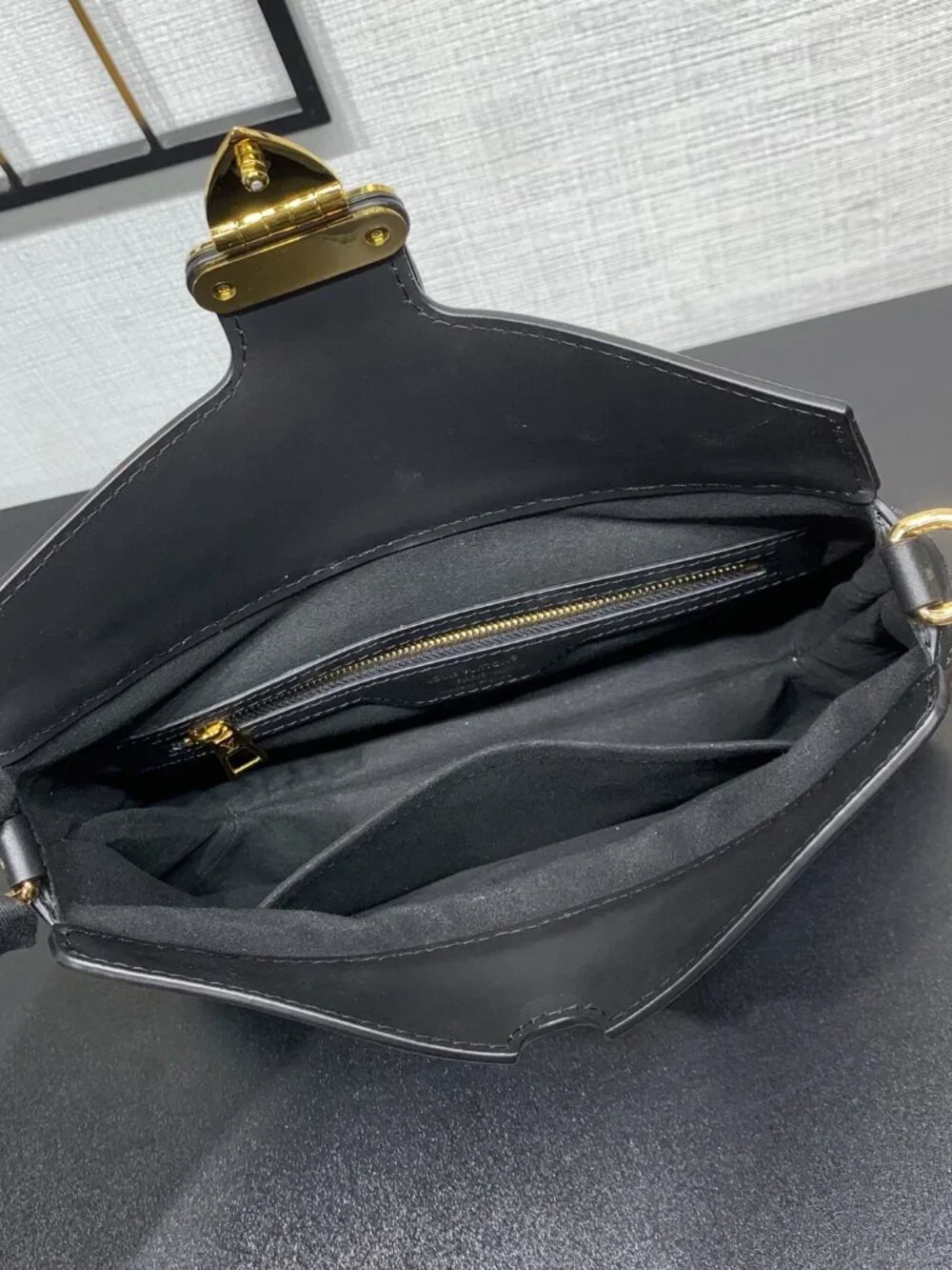 Louis Vuitton. dimensions 29